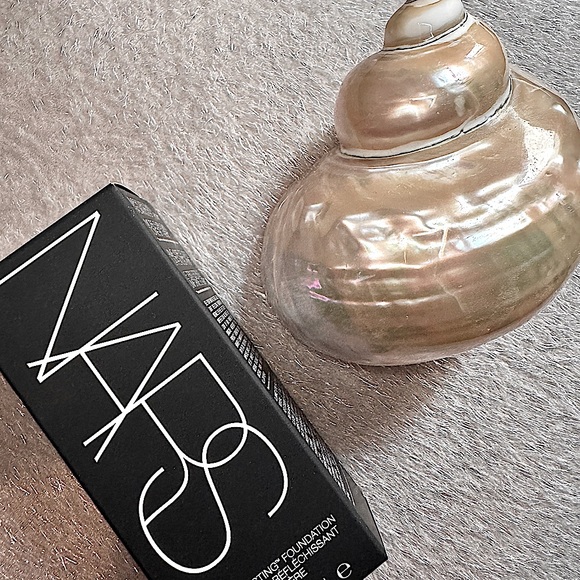 Nars Light Reflecting Foundation in Shade Medium 1.2 - Picture 2 of 6